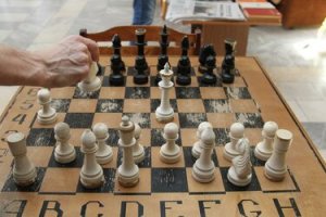 Расовый идиотизм добрался до шахмат – почему первый ход за белыми?