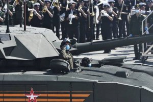 Представлено визуальное сравнение отсеков для экипажа Т-14 «Армата» и других танков. Показано схематическое сравнение танка Т-14 «Армата» с «Меркавой», «Абрамсом» и другими танками