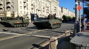 Парад Победы и чуваки на скейтах: кому танки спать мешают