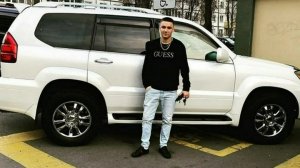 Мажор на «Лексусе» облил прохожих на перекрёстке ради лайков в соцсетях