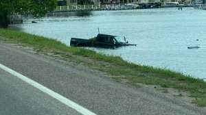 NBC Montana (USA) Водитель госпитализирован после аварии и съезда в озеро Флатхед (штат Монтана)