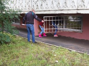 Пациенты вынуждены входить в саратовскую поликлинику через окно. Это обычный вход в такую же обычную районную поликлинику в Саратове.