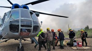 Военные летчики на вертолетах в Левашово тренировались тушить лесные пожары