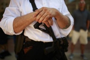 В США церковь раздала бунтующим штурмовые винтовки