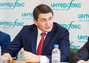 Высокий брюнет в чёрном ботинке