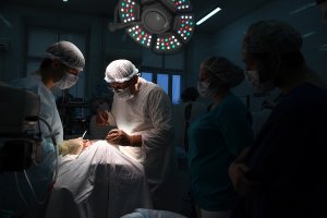 Российские хирурги впервые реконструировали нервы младенцу с параличом