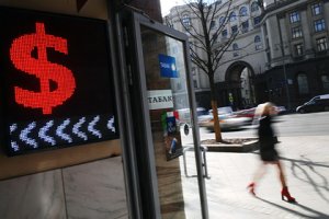 Курс рубля рухнул до минимума