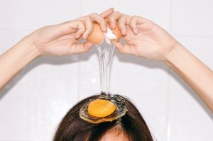 Девушкам на пользу  . Месяц мыла голову яйцом : какими стали мои волосы !