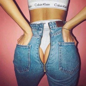 Звезда Comedy Woman пожаловалась на «любимые джинсы с замочком на попе»