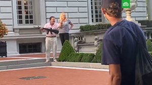 В Сент-Луисе сотни людей устроили митинг у дома семейной пары, которая с оружием в руках защищала свою собственность от участников протестного движения Black Lives Matter.