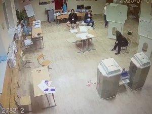 Главу избирательного участка в Москве уволили после вброса бюллетеней