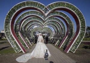 Пирог вместо букета и застолье с морсом: самые необычные свадебные традиции в России