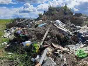 В селе Ильинском неизвестные пытаются избавиться от большой свалки с помощью поджога и трактора