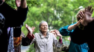 Круче Хогвартса: как псковские пенсионеры продлевают молодость хип-хопом, йогой и зумбой