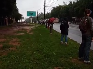Десятки нижегородцев выстроились в цепь возле парка «Швейцария». Так они выражают несогласие с проектом реконструкции излюбленного места отдыха