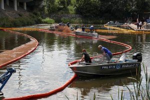 Специалисты проверяют данные о разливе топлива в Москве-реке