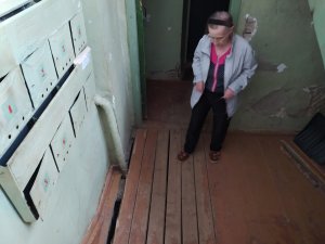 После проведенного УК ремонта жители многоквартирного дома в Кирове могут получить травмы в собственном подъезде