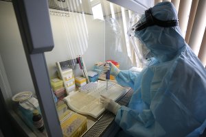 Глава РАН: вспышки коронавируса в России будут наблюдаться до появления вакцины