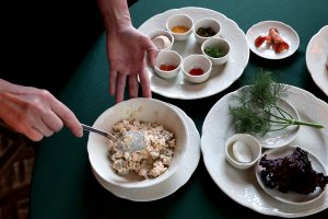 Чем полезнее заправлять салат - сметаной или майонезом?