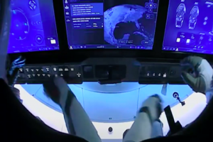 Crew Dragon отстыковался от МКС и взял путь на Землю