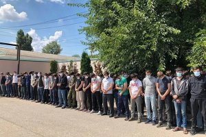 100 молодых чеченцев вернули из Москвы домой из-за недостойного поведения