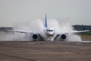 Испытания самолета МС-21-300 по защите от попадания воды в двигатели (ПАО «Корпорация «Иркут» подвело предварительные итоги наземных испытаний)