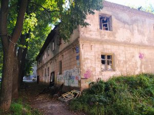 Аварийный дом в центре Кирова угрожает жизни прохожих