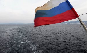Yahoo News Japan (Япония): на Кунашире установлен памятник с надписью «Русский флаг сниматься не должен» (Уже есть другой памятник, на котором высечена надпись с запретом на отчуждение территорий)