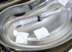 Минздрав опроверг информацию о начавшейся вакцинации чиновников от COVID-19