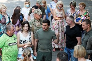 Киев боится даже подконтрольного ему Донбасса и отменяет выборы в Луганской и Донецкой областях