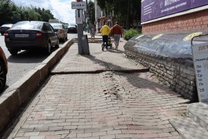 В Кирове из-за проблем с водоотведением тротуары на Ленина стали «горбатыми»