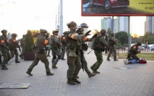 Анатомия протеста: кто, откуда и как руководит беспорядками в Белоруссии при выключенном интернете (ФОТО, ВИДЕО)