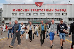 Почему знаменитые белорусские заводы забастовали против Лукашенко   (Выясняем, как идут дела на «БелАЗе», Минском Тракторном и других гигантах родом из СССР)
