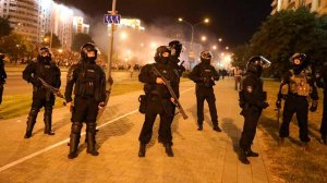 Аналитика событий в Белоруссии, сначала ОМОН стреляет по людям, потом опускает перед гражданами щиты