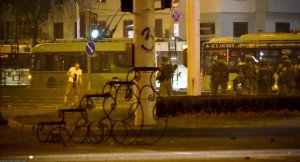 Опубликовано видео, как в Минске погиб Александр Тарайковский. У него ничего не было в руках — МВД утверждало, что он бросал бомбу