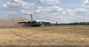 Ан-26 и Ил-76МД сели на грунт: в Ростовской области прошли учения ВТА  (В ходе учений МТО наземные службы развернули в поле грунтовой аэродром)