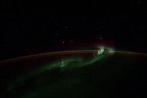Российский космонавт заметил с МКС полет странных объектов над Антарктидой  (В "Роскосмосе" предпочли не делать поспешных выводов о природе НЛО)