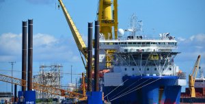 Корабли ВМФ взяли под охрану строящие "Северный поток — 2" суда