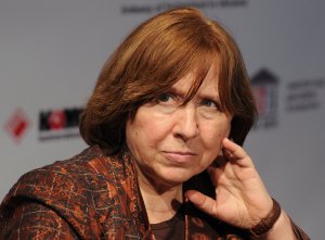 Алексиевич предложили извиниться за фейк о российском спецназе в Минске