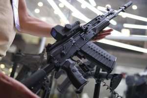Россия начала экспортировать новейший автомат АК-12