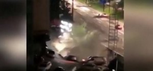 Огромный карстовый провал поглотил 21 автомобиль в Китае