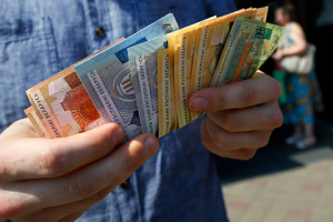 Белорусы бросились скупать валюту