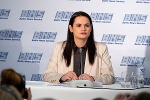 Журналиста посадили в автозак за неудобный вопрос Тихановской в Литве  . Экс-кандидат в президенты Белоруссии впервые с момента своего переезда в Литву собрала журналистов из европейских стран .