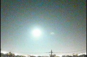 В сеть выложили видео пролета над территорией японии неизвестного яркого небесного тела