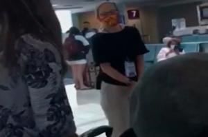 Мать с 6 детьми сняли с рейса JetBlue, когда 2-летняя девочка отказалась надеть маску