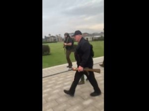 Лукашенко прилетел в Минск и вышел из вертолета с автоматом в руках