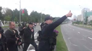 «Спасибо, вы красавцы!»: Лукашенко вышел к силовикам в Минске