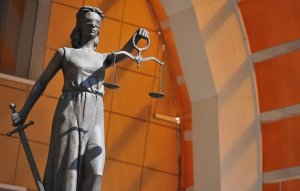 Суд приостановил рассмотрение дела о клевете в отношении Навального    (В суде уточнили, что рассмотрение дела приостановили в связи с болезнью подсудимого)