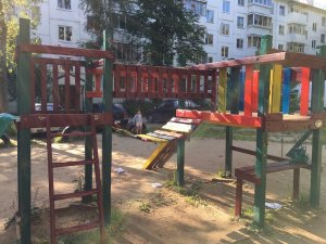 Активисты ОНФ в Коми добились ремонта опасной детской площадки в Сыктывкаре