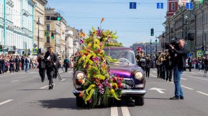 В Петербурге стартовал Фестиваль цветов — в этом году он посвящён медикам. Уже завтра на Невском проспекте пройдёт красочный парад цветов, а также состязание флористов.